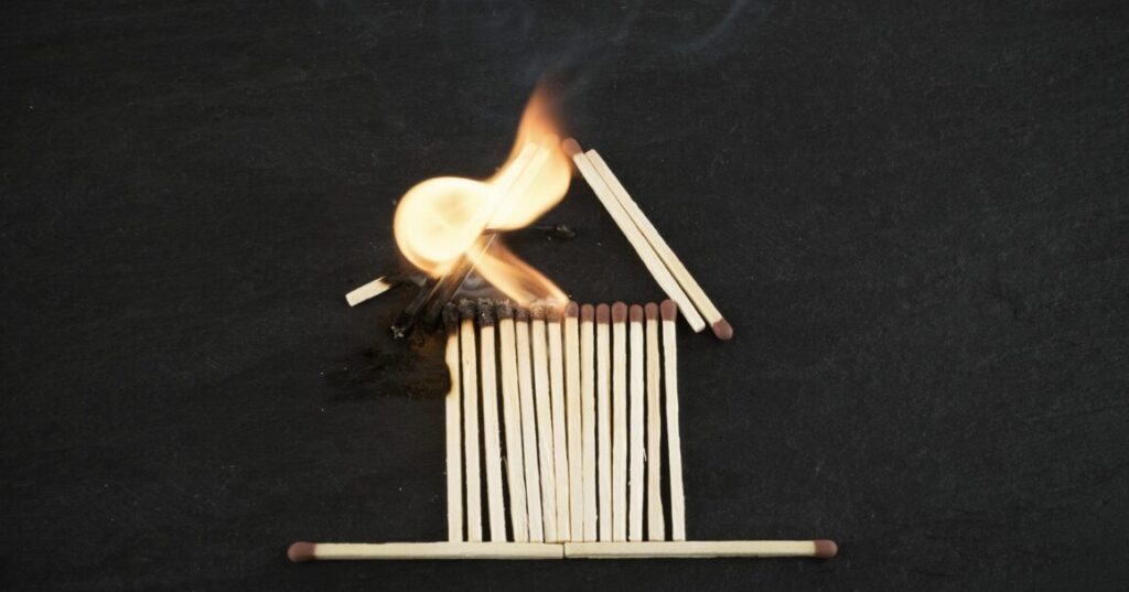 リフレクトヒーター火事の原因は?
